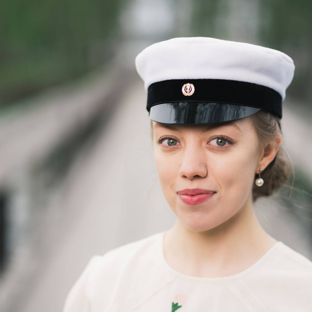Ylioppilaskuva tyttö sillalle, ylioppilaslakki, lahti – Lasse Simpanen 02