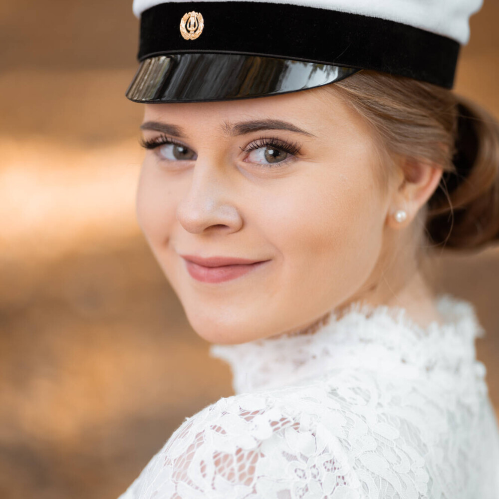 Ylioppilaskuva tyttö ylioppilaslakki – Lasse Simpanen 02