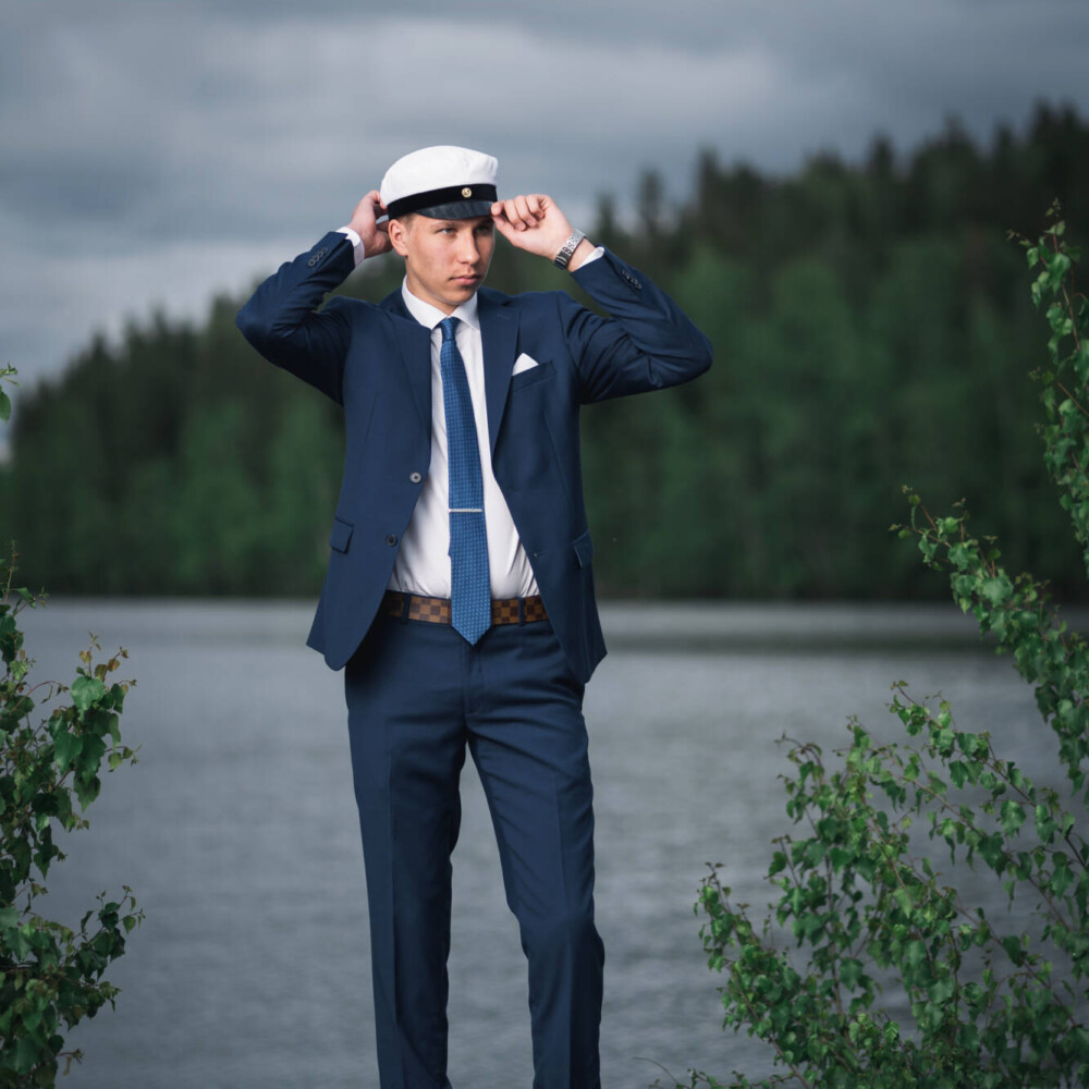 Ylioppilaskuva poika rannalla, ylioppilaslakki, lahti – Lasse Simpanen 01