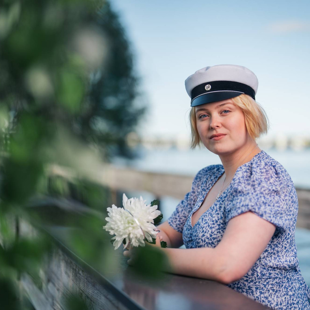 Ylioppilaskuvaus Lahti – ylioppilas lakki päässä ulkona 03