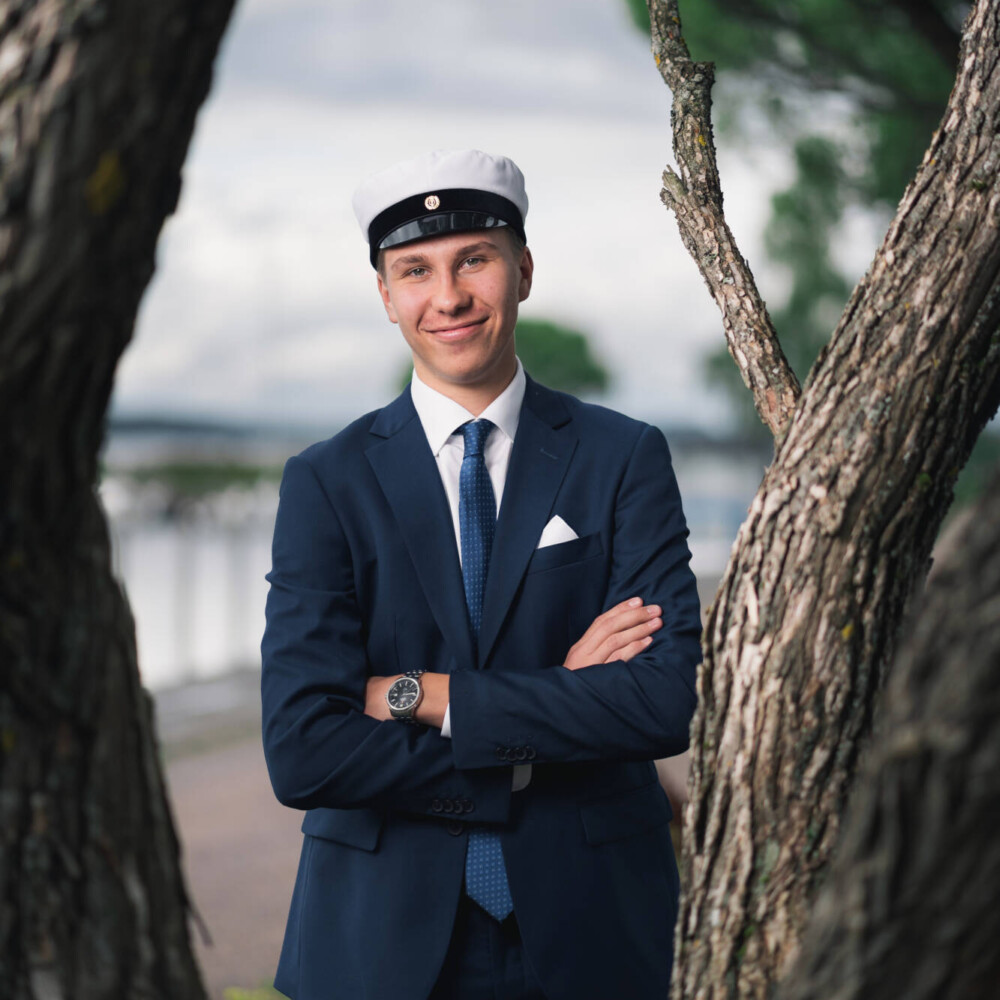 Ylioppilaskuva poika illalla satamassa, ylioppilaslakki, lahti – Lasse Simpanen 02