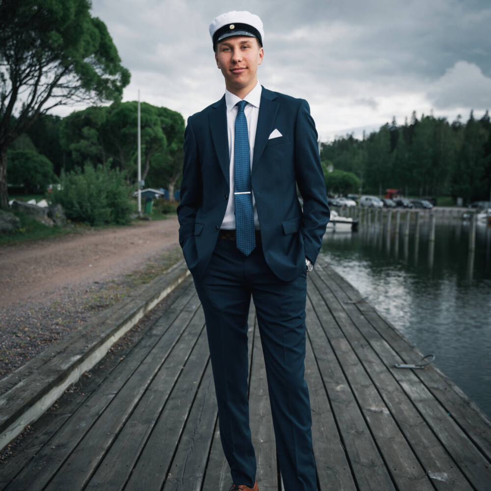 Ylioppilaskuva poika illalla satamassa, ylioppilaslakki, lahti – Lasse Simpanen 01