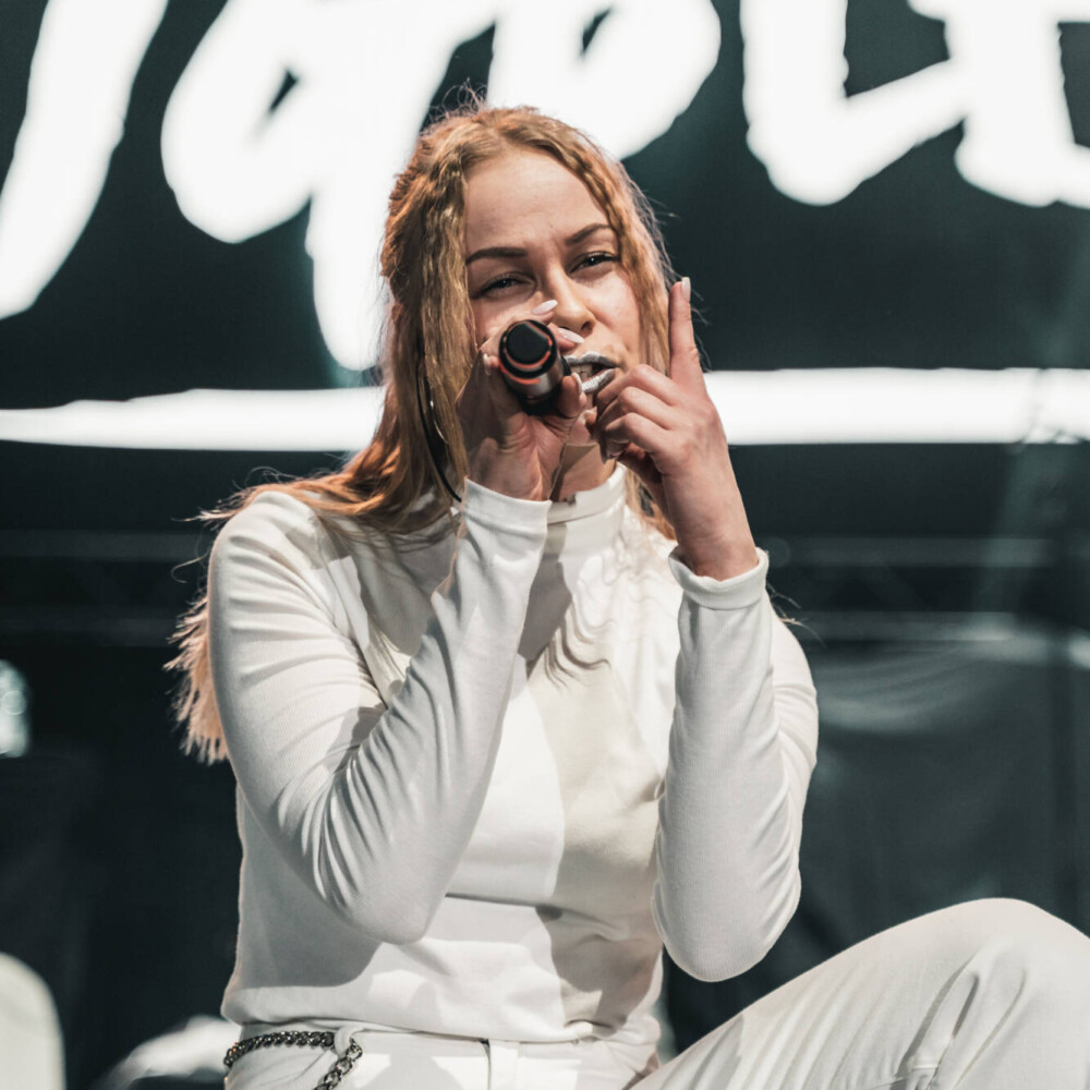 Tapahtumakuvaus Lahti – laulaja lavalla konserttisalissa, bändi, tunnelmakuva, Big Bless 08
