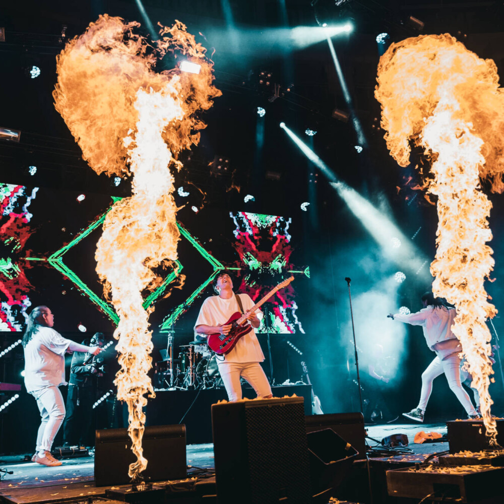 Tapahtumakuvaus Lahti – Kitaristi lavalla konserttisalissa, bändi, tunnelmakuva 03