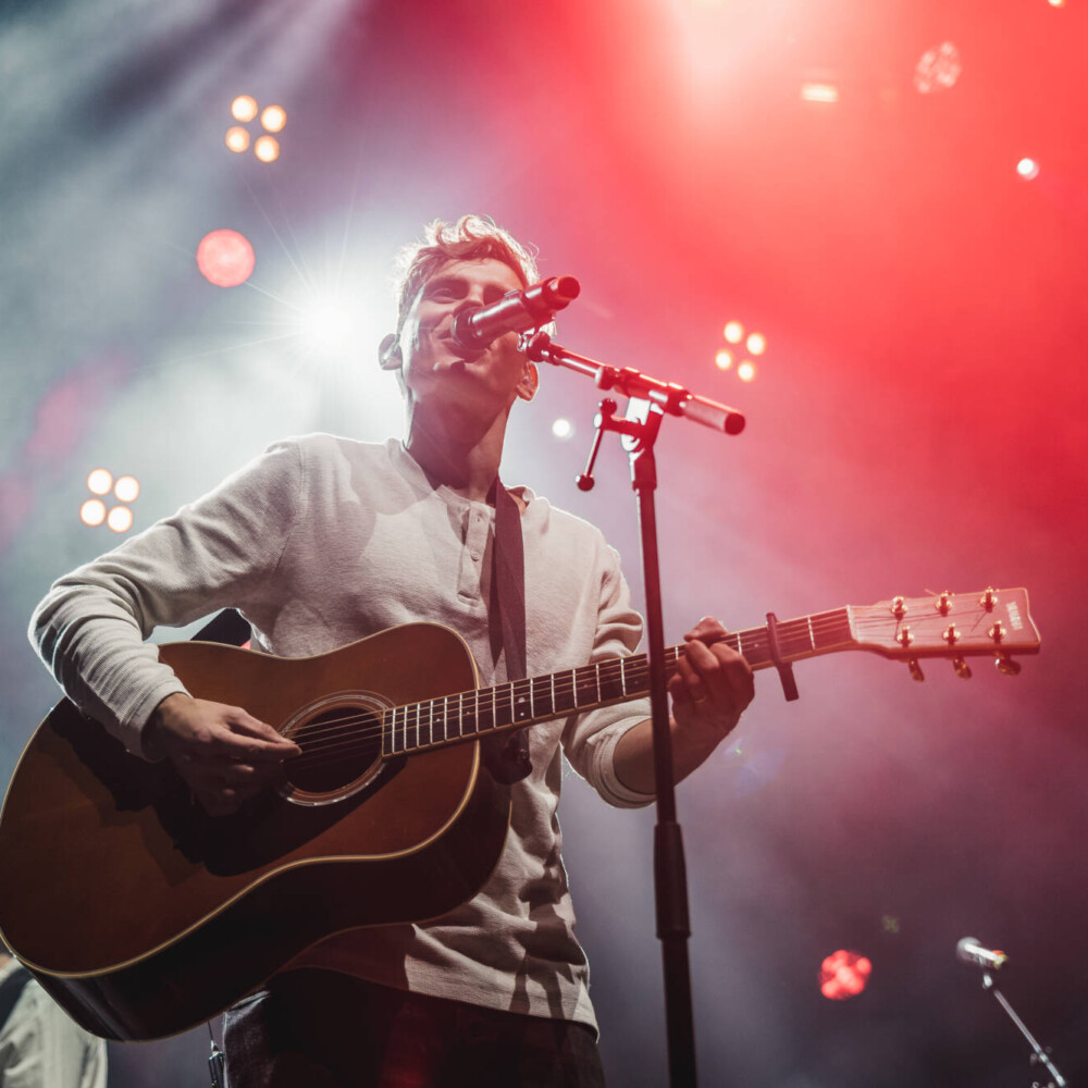 Tapahtumakuvaus Lahti – Kitaristi lavalla konserttisalissa, bändi, tunnelmakuva, Juhani Tikkanen 02